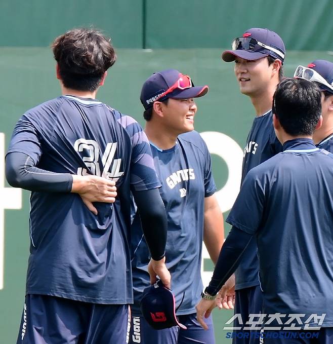 1군 콜업 윤성빈의 '159km 등짝 스매싱', 불쌍한 김원중...얼마나 아팠을까? [인천 현장]