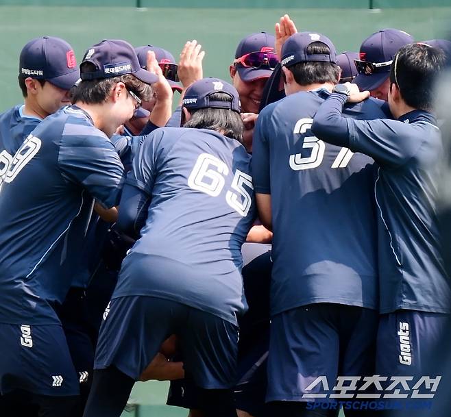1군 콜업 윤성빈의 '159km 등짝 스매싱', 불쌍한 김원중...얼마나 아팠을까? [인천 현장]