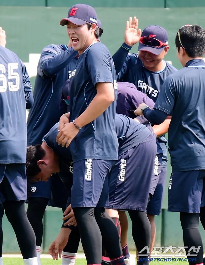1군 콜업 윤성빈의 '159km 등짝 스매싱', 불쌍한 김원중...얼마나 아팠을까? [인천 현장]