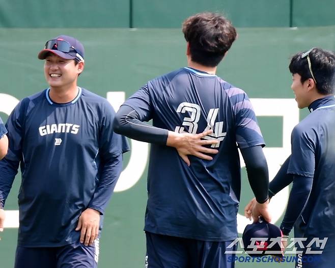 1군 콜업 윤성빈의 '159km 등짝 스매싱', 불쌍한 김원중...얼마나 아팠을까? [인천 현장]