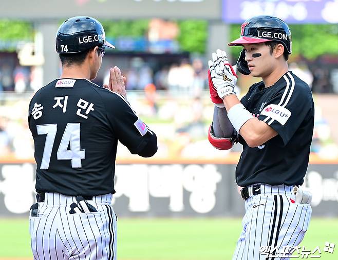 '병살타 4개 VS 실책 3개' 미리보는 KS 맞아? LG-한화, 연장전 끝 2-2 무승부…'무리한 홈 쇄도' 한화, 1위 탈환 실패 [대전:스코어]