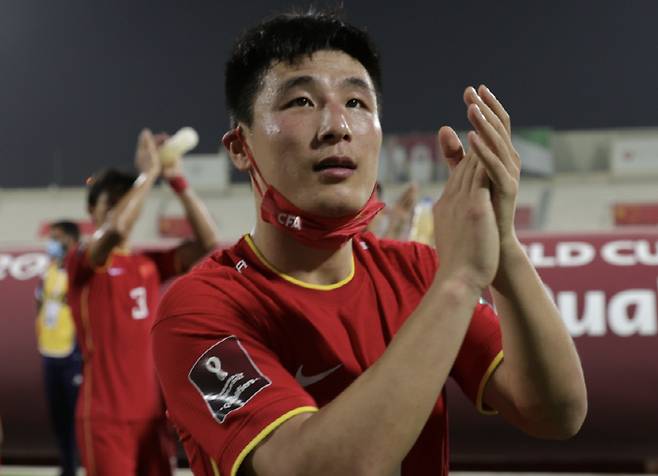 '14억 中 축구 팬 마음 와장창'...'중국의 손흥민' 월드컵 한 번 못 뛰고 떠난다, '대표팀 은퇴 임박'→
