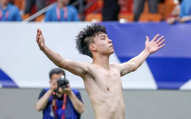 中 축구 대충격! '대표팀 음주파문' 끝내 터졌다…21세 새내기 국가대표 술 마셔→