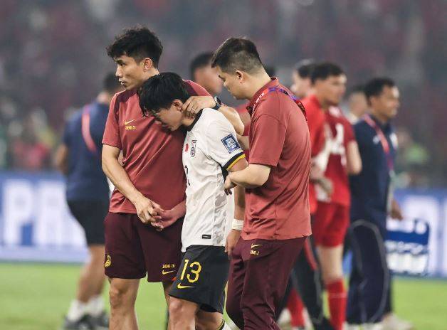 中 축구 대충격! '대표팀 음주파문' 끝내 터졌다…21세 새내기 국가대표 술 마셔→