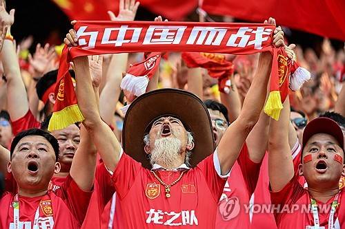 中 축구 대충격! '대표팀 음주파문' 끝내 터졌다…21세 새내기 국가대표 술 마셔→