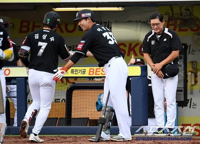 바람의 아들에게 폴더 인사받은 선수...홈런 약속 지킨 김상수 향해 90도로 허리 숙인 이종범 코치[대구 현장]