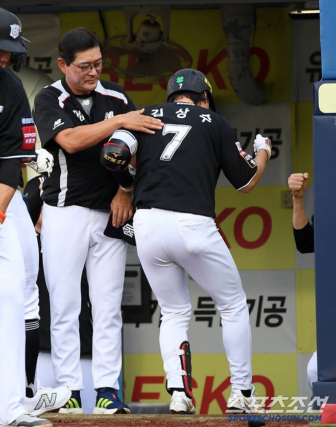 바람의 아들에게 폴더 인사받은 선수...홈런 약속 지킨 김상수 향해 90도로 허리 숙인 이종범 코치[대구 현장]