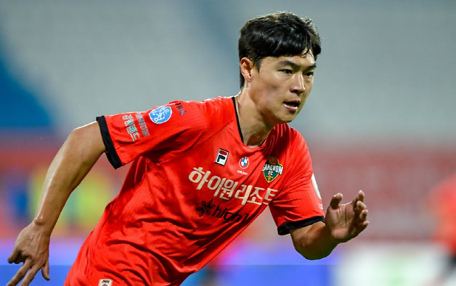 일본 3년→한국 복귀 김건희 “韓·日 축구 완전히 달라”···“일본은 전방 압박+공격적·한국은 수비가 단단” [이근승의 믹스트존]