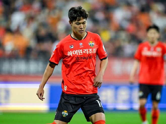 일본 3년→한국 복귀 김건희 “韓·日 축구 완전히 달라”···“일본은 전방 압박+공격적·한국은 수비가 단단” [이근승의 믹스트존]