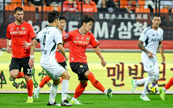 일본 3년→한국 복귀 김건희 “韓·日 축구 완전히 달라”···“일본은 전방 압박+공격적·한국은 수비가 단단” [이근승의 믹스트존]
