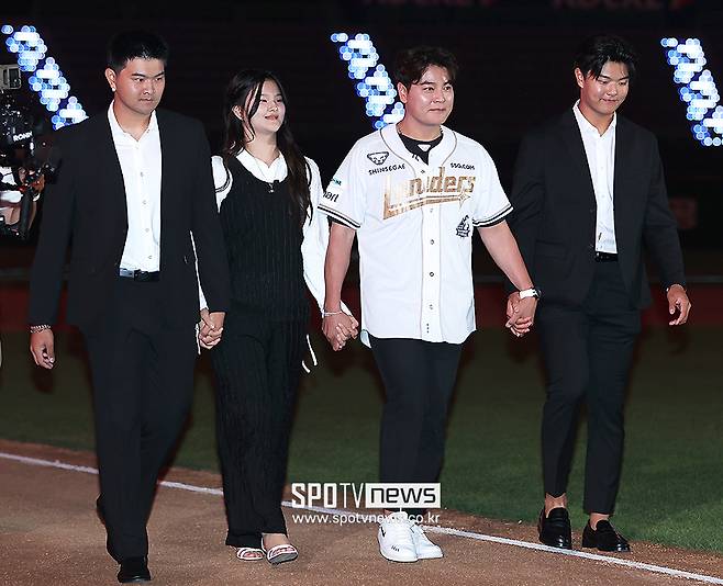 'SSG에서 성대하게 은퇴했지만..' 추신수, 고향팀 롯데 향한 애정 숨기지 않았다