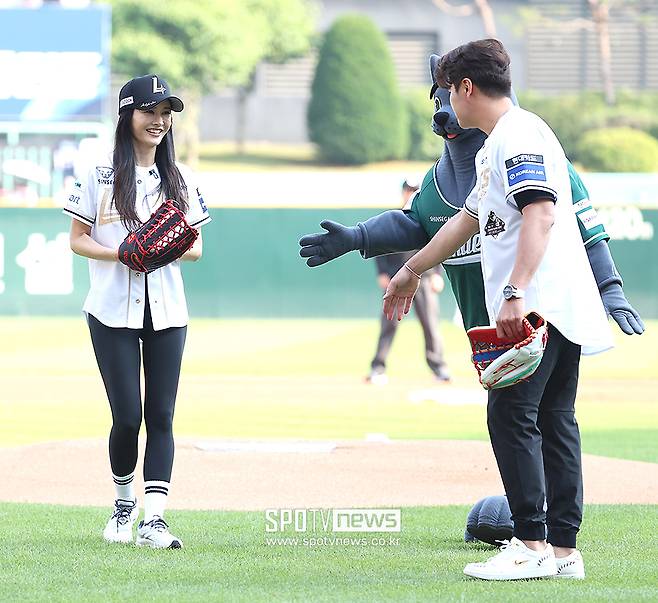 '이래서 추신수가 반했나♥' 하원미…크롭티+레깅스 시구 패션 '연예인 뺨치는 비주얼'