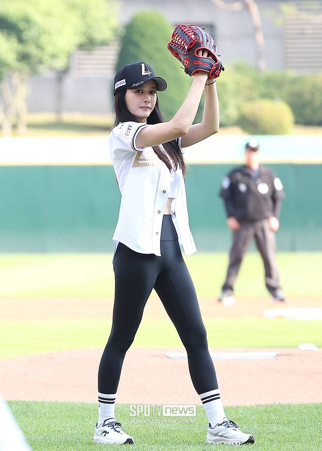 '이래서 추신수가 반했나♥' 하원미…크롭티+레깅스 시구 패션 '연예인 뺨치는 비주얼'