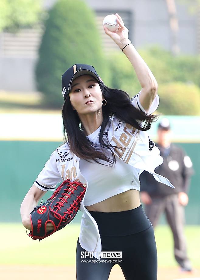 '이래서 추신수가 반했나♥' 하원미…크롭티+레깅스 시구 패션 '연예인 뺨치는 비주얼'
