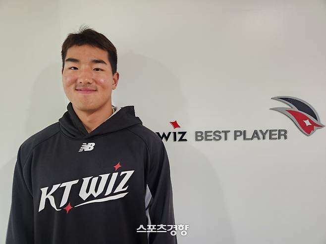 ‘괴물 신인’ KT 안현민 “롯데 레이예스가 그만 좀 치래요”[스경X인터뷰]