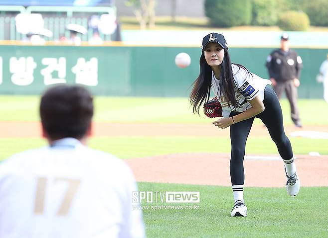 '이래서 추신수가 반했나♥' 하원미…크롭티+레깅스 시구 패션 '연예인 뺨치는 비주얼'