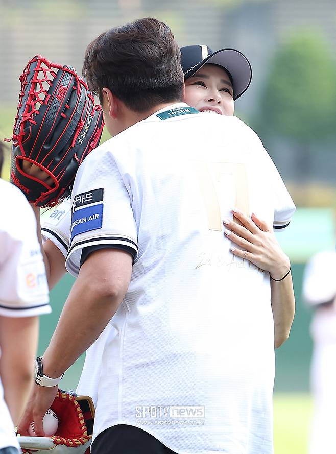 '이래서 추신수가 반했나♥' 하원미…크롭티+레깅스 시구 패션 '연예인 뺨치는 비주얼'