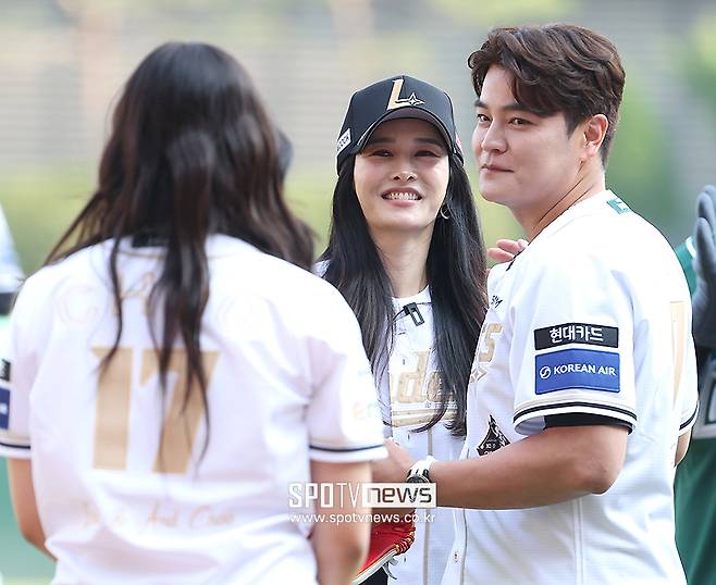 '이래서 추신수가 반했나♥' 하원미…크롭티+레깅스 시구 패션 '연예인 뺨치는 비주얼'