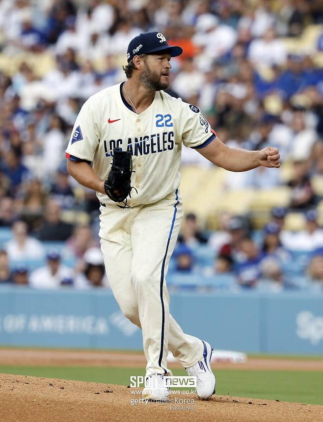 '이정후 헬멧이 벗겨졌다' 늙은 커쇼의 필살기는 116km 커브였다…7이닝 무실점 명품투