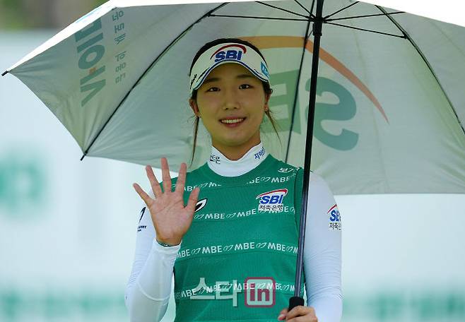 '장타퀸' 이동은, 우승 못한 부모님 소원 풀었다..한국여자오픈에서 프로 첫 승