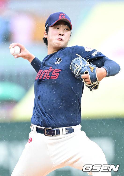 ‘강한 소나기에 아수라장’ SSG-롯데 인천 경기, 7분 우천중단 해프닝…명품 투수전 재개 [오!쎈 인천]