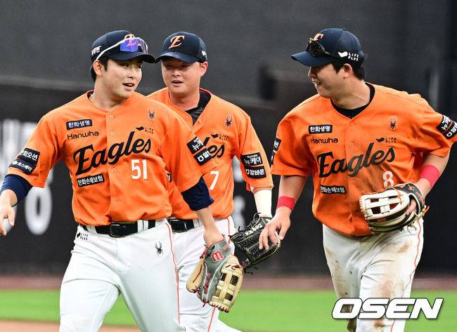 ‘104분 우천 중단, 하늘은 한화 편이었다’ 한화, 33일 만에 1위 복귀하다. LG에 10-5 역전승...LG, 3실책 자멸→2위 추락 [대전 리뷰]