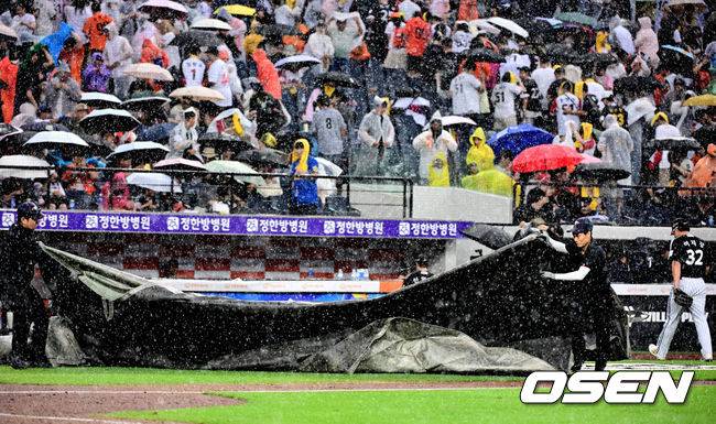 '소나기 그쳤다, 1시간47분 기다렸다' 1~2위 빅매치 재개...한화 5-4 리드