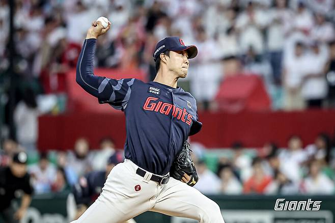 롯데 팬들은 경기에 졌는데도 왜 열심히 박수 쳤을까… ‘156㎞+157㎞’ 미친 조합 봤으니까