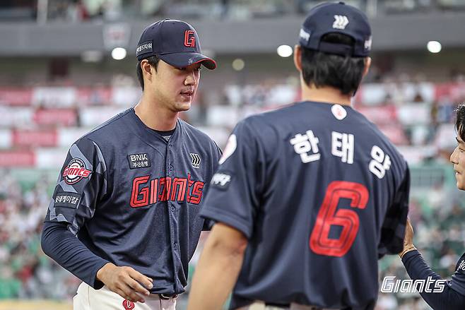 롯데 팬들은 경기에 졌는데도 왜 열심히 박수 쳤을까… ‘156㎞+157㎞’ 미친 조합 봤으니까