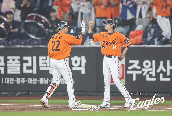 폭우는 한화의 1위 탈환을 재촉하는 연료일 뿐···‘104분 우천 중단’ 극복하고 10-5 낙승[스경X현장]