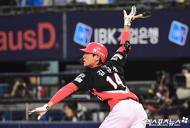 KIA 타선에 등장한 공포의 9번타자...'3G 연속 멀티히트' 김규성, 공룡군단 울렸다 [창원 현장]