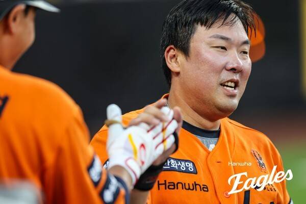 '산소통 챙겼다!' 선두 자격 증명한 한화… 안치홍·노시환 동반 부활에 문현빈 '홈 보살'까지, '우중혈투' 악조건에도 공수 모두 '펄펄'
