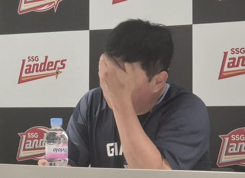 '롯데, 야구 하고 있는 게 아냐, 버티고 있다'...핵심 선수들, 줄줄이 헤드샷에 울고 견제구에 쓰러져