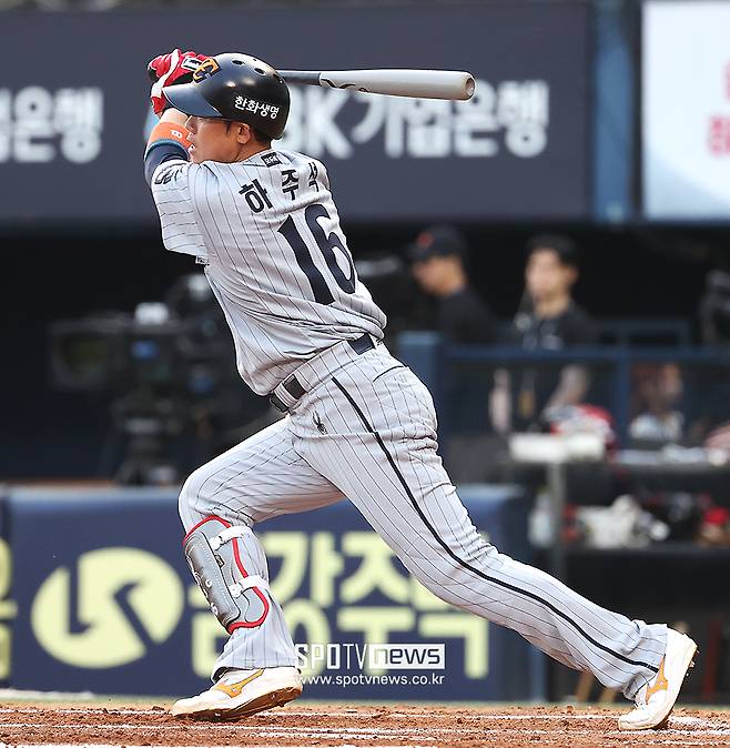 ‘최강한화 복귀’ 숨은 공신… 2군 캠프 설움 듀오의 기막혔던 반전, 1군서 계속 생존할까