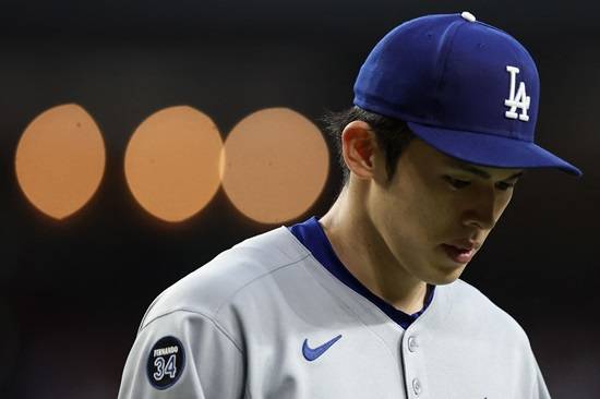 '대체 뭐가 진짜야?' 오락가락 로버츠, '어깨 통증' 日 괴물투수 '시즌 OUT' 암시하더니...