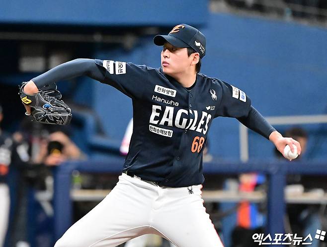 '에라 모르겠다' 등장하더니, 무려 '류현진 빈자리' 완벽히 지웠다…한화 2년 차 영건, 만능카드로의 성장