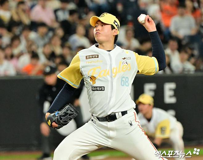 '에라 모르겠다' 등장하더니, 무려 '류현진 빈자리' 완벽히 지웠다…한화 2년 차 영건, 만능카드로의 성장