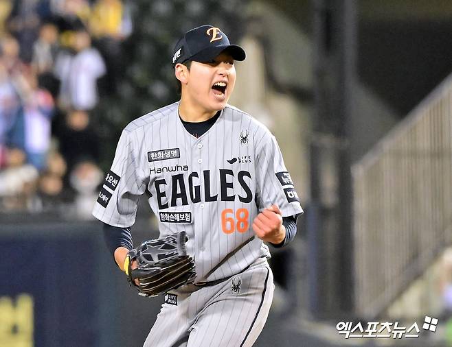 '에라 모르겠다' 등장하더니, 무려 '류현진 빈자리' 완벽히 지웠다…한화 2년 차 영건, 만능카드로의 성장