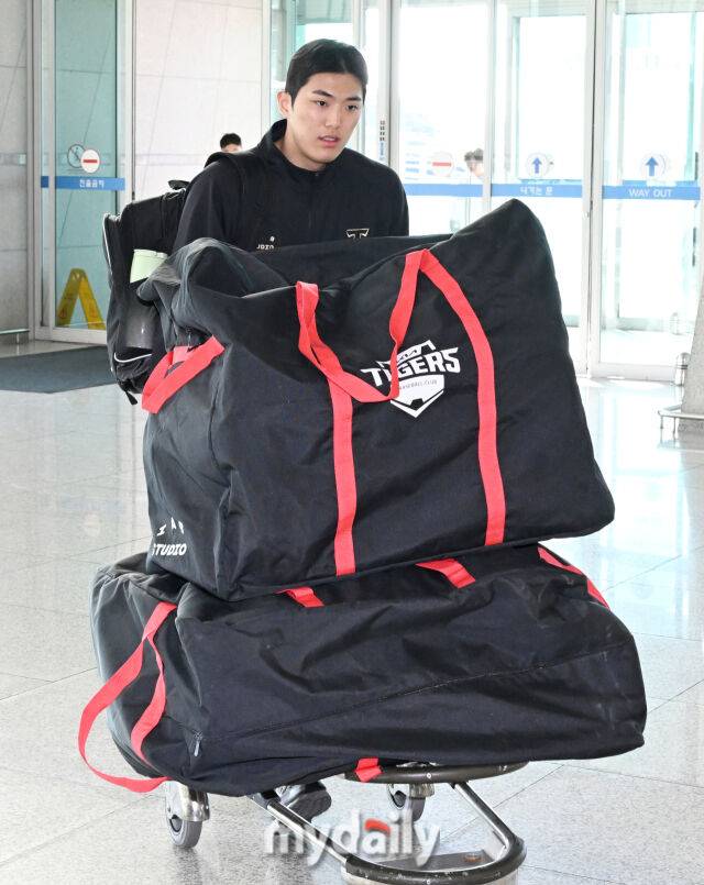 “10년 거뜬히 던질 수 있게 해야” KIA 150km 왼손 파이어볼러의 귀환…꽃범호의 책임감과 디테일