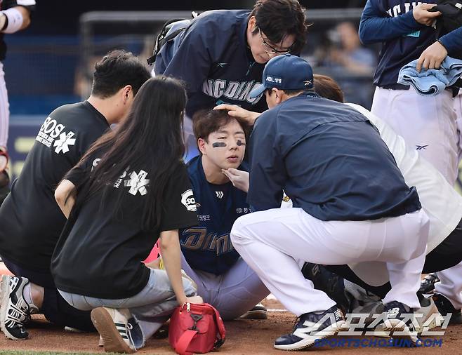 '헤드샷'에 쓰러진 박건우, '중견수 박해민은 타석까지 내려와 대신 사과', 인근 병원 응급실행 정밀 검사[잠실현장]