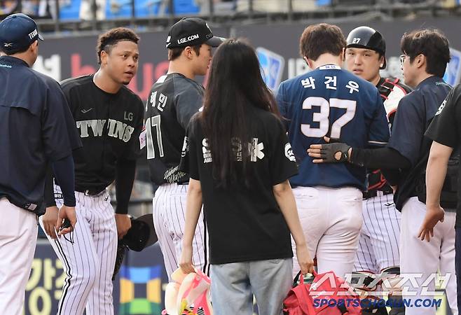 '헤드샷'에 쓰러진 박건우, '중견수 박해민은 타석까지 내려와 대신 사과', 인근 병원 응급실행 정밀 검사[잠실현장]