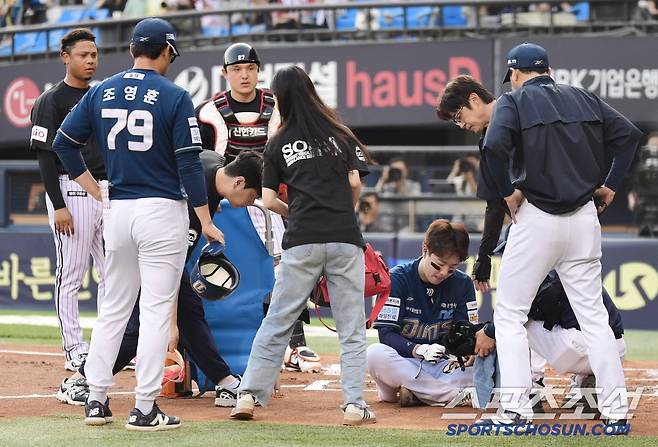 '헤드샷'에 쓰러진 박건우, '중견수 박해민은 타석까지 내려와 대신 사과', 인근 병원 응급실행 정밀 검사[잠실현장]