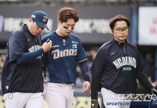 '헤드샷'에 쓰러진 박건우, '중견수 박해민은 타석까지 내려와 대신 사과', 인근 병원 응급실행 정밀 검사[잠실현장]