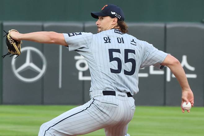 5연승으로 1위 지킨 한화, 와이스 호투에 김경문 감독도 미소 “와이스가 8이닝 동안 선발투수로 자기역할을 완벽하게 소화했다”[스경X현장]