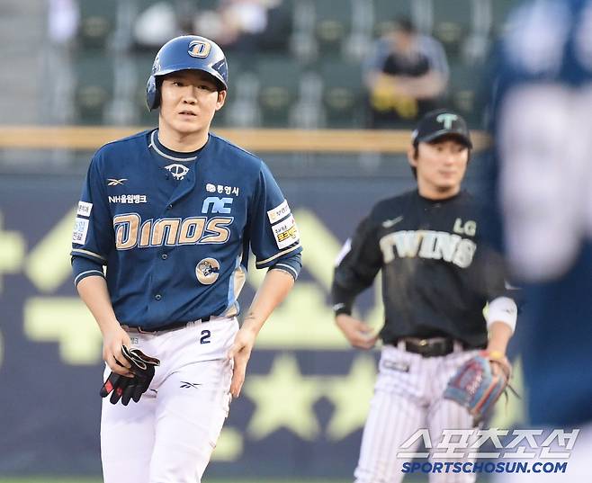 '한화와 멀어진다.' 에이스의 충격적 2회 헤드샷 퇴장→타선 침묵→8위팀에서 다승 1위 탄생. NC, 30승 도달. 2연패 LG, 한화와 1.5G차[잠실 리뷰]