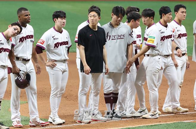 '홈팬들도 보다 떠났다' 9사사구에 폭투 실점, 타선은 3G 연속 1할대 빈타… '일그러진 영웅' [IS 냉탕]
