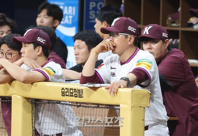 '홈팬들도 보다 떠났다' 9사사구에 폭투 실점, 타선은 3G 연속 1할대 빈타… '일그러진 영웅' [IS 냉탕]