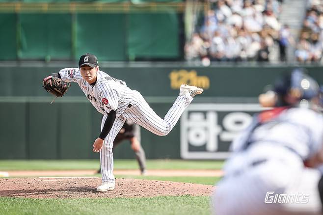 150㎞/h 찍는 국내 좌완...한화전 선발 롯데 홍민기, 1라운더 잠재력 드러낼까