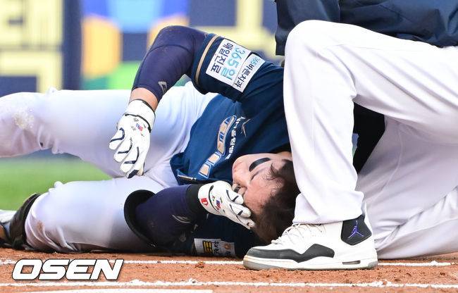 “헤드샷 박건우 쓰러지자…고개 숙인 박해민, 사과한 김광삼 코치” [박준형의 ZZOOM]