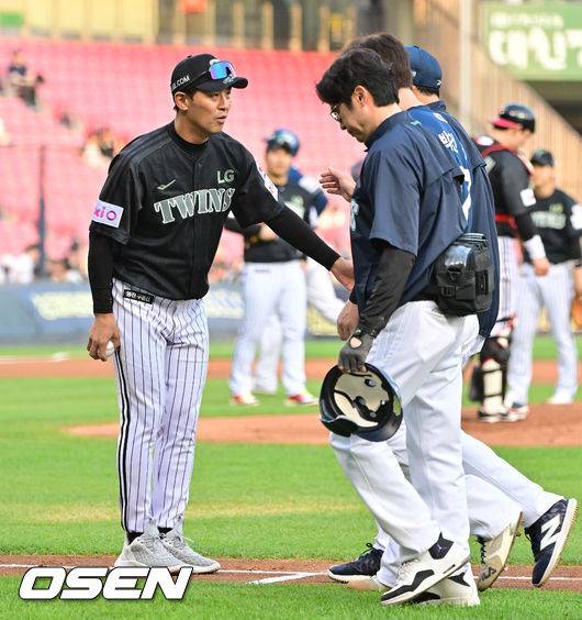 “헤드샷 박건우 쓰러지자…고개 숙인 박해민, 사과한 김광삼 코치” [박준형의 ZZOOM]